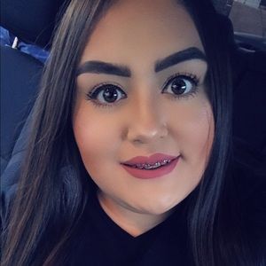 Meet your Posher, Casandra